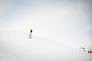 Gudauri skiresort lawinecontrolesysteem exploderend gasmengsel in buis voor lawinebescherming in besneeuwde bergen foto