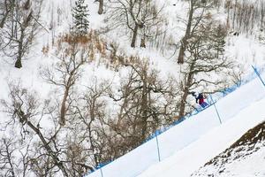 skiër gaat helling af in skicompetitie foto