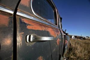 vintage voertuig achtergelaten om te roesten in readlyn saskatchewan foto