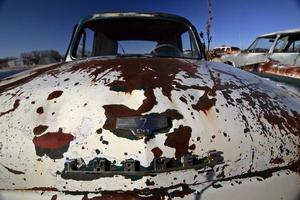 vintage voertuig achtergelaten om te roesten in readlyn saskatchewan foto