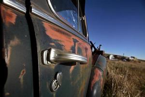 vintage voertuig achtergelaten om te roesten in readlyn saskatchewan foto