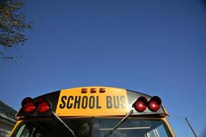 schoolbus geparkeerd in kraanvallei in saskatchewan foto