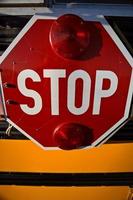 stopbord op schoolbus in saskatchewan foto