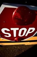 stopbord op schoolbus in saskatchewan foto