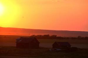 prairie zonsondergang in het schilderachtige saskatchewan foto