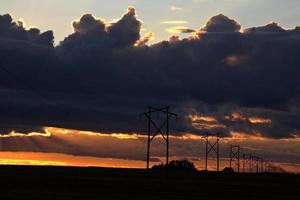 kleurrijke wolken tijdens een zonsondergang in Saskatchewan foto