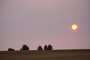 ochtendzon gezien door dunne wolken in het schilderachtige Saskatchewan foto