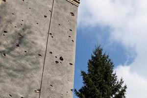 kogelgaten op de gevel van een woongebouw. stop de Oorlog. gewapende conflicten. de legers devalueren. nee tegen oorlog. foto