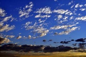 blauwe lucht met witte wolken nuttig als achtergrond foto