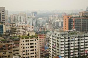 hoge hoekmening van de residentiële en financiële gebouwen van de stad dhaka op zonnige dag foto