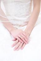een bruid met haar handen op haar schoot tijdens een bruiloft foto