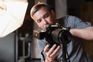 fotograaf bezig met fotograferen in de studio foto