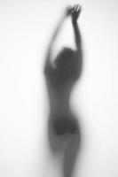 silhouet van een zwangere vrouw op een lichte achtergrond foto