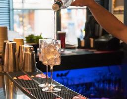 barman aan de bar foto