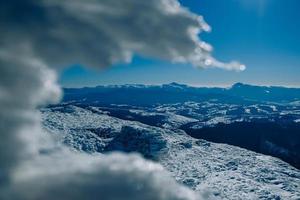 met sneeuw bedekte bergen op een achtergrond van blauwe lucht foto