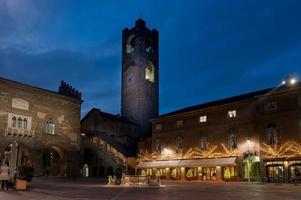 bergamo oud plein bij zonsondergang foto