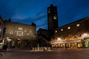 bergamo oud plein bij zonsondergang foto