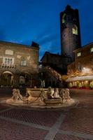 bergamo oud plein bij zonsondergang foto