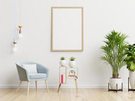 postermodel met verticale frames op lege witte muur in woonkamerinterieur met blauwe fluwelen fauteuil. foto
