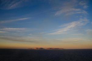 eiland in de zee bij zonsopgang foto