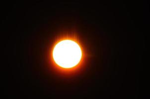 brandende zon op zwarte lucht in de zomer foto