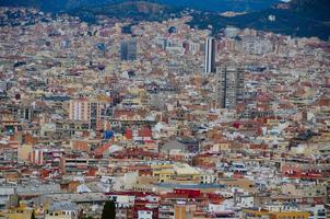 stad barcelona met veel huizen foto