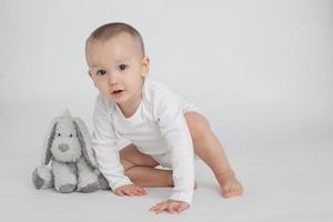 baby op een witte achtergrond foto