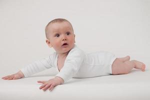 baby op een witte achtergrond foto