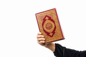 koran in de hand heilig boek van moslims openbaar item van alle moslims koran in de hand moslims vrouw foto