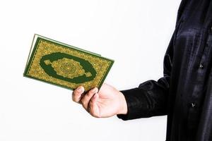 koran in de hand heilig boek van moslims openbaar item van alle moslims foto