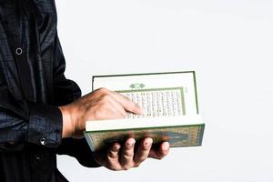 koran in de hand heilig boek van moslims openbaar item van alle moslims foto