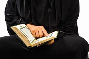 koran in de hand heilig boek van moslims openbaar item van alle moslims koran in de hand moslims vrouw foto