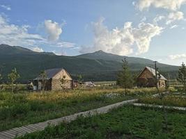 china, xinjiang, hemu, 2021, berg, houten huisje, wolk en lucht foto