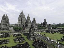 luchtfoto van prachtig landschap prambanan tempelcomplex in yogyakarta, indonesië foto