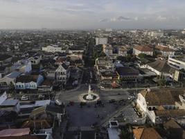 luchtfoto van tugu jogja of yogyakarta monument, indonesië. Yogyakarta, Indonesië - april 2021 foto