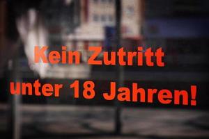 kein zutritt unter 18 jahren - vertaalt als geen toegang onder de achttien in het Duits foto