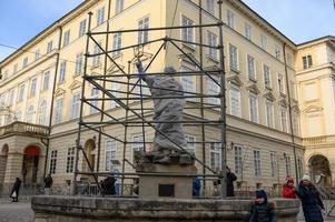 lviv, oekraïne maart. 12, 2022 oorlog in oekraïne. in lviv worden monumenten en gebouwen van historische waarde voorbereid op een mogelijk bombardement. sculpturen zijn bedekt met een beschermende film foto