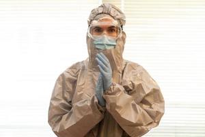 vrouwelijke arts in pbm persoonlijke beschermingsmiddelen klap foto