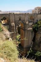 nieuwe brug in ronda, een van de beroemde witte dorpen foto