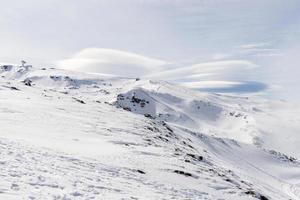 skigebied van sierra nevada in de winter, vol sneeuw. foto