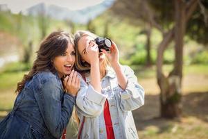 twee jonge toeristenvrouwen die buiten foto's maken foto