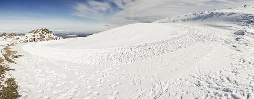 skigebied van sierra nevada in de winter, vol sneeuw. foto