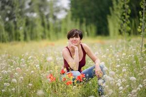 moeder met haar dochtertje in papaverveld foto