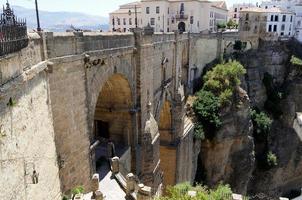 nieuwe brug in ronda, een van de beroemde witte dorpen foto