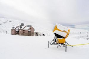 sneeuwkanon in werking in sierra nevada foto