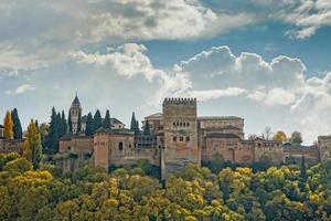 uitzicht op het alhambra in granada vanuit de wijk albaic n foto