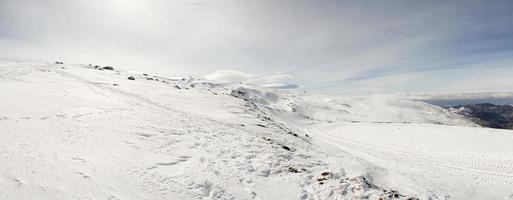 skigebied van sierra nevada in de winter, vol sneeuw. foto