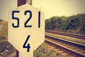 stenen signaal in de spoorlijn. retro vintage-stijl. horizontaal beeld. foto