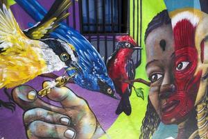 medellin, colombia, 2019 - straatkunst van comuna 13 in medellin. ooit bekend als de gevaarlijkste barrio van Colombia, is de graffiti-tour tegenwoordig een van de meest populaire toeristische attracties in Medellin. foto