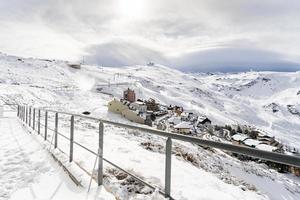 skigebied van sierra nevada in de winter, vol sneeuw. foto